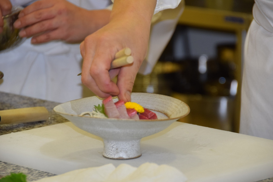 Một bông hoa cúc vàng xinh xắn làm tăng tính thẩm mỹ của món ăn