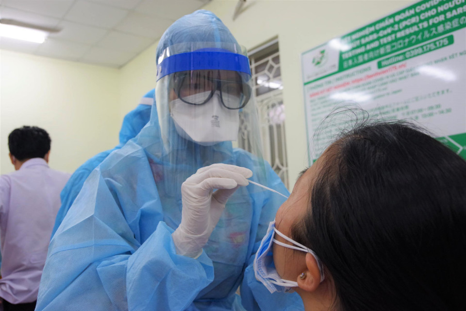 Lấy mẫu xét nghiệm tầm soát cho cán bộ, nhân viên Bệnh viện Quân y 175 Thành phố Hồ Chí Minh. (Ảnh: Đinh Hằng/TTXVN)