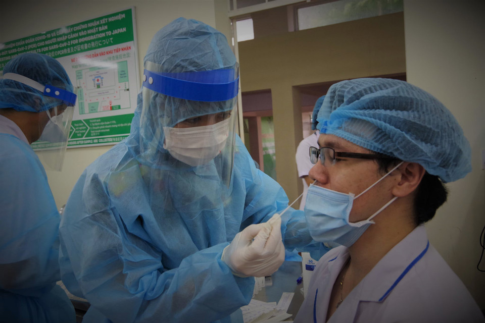 Lấy mẫu xét nghiệm tầm soát cho cán bộ, nhân viên Bệnh viện Quân y 175 Thành phố Hồ Chí Minh. (Ảnh: Đinh Hằng/TTXVN)
