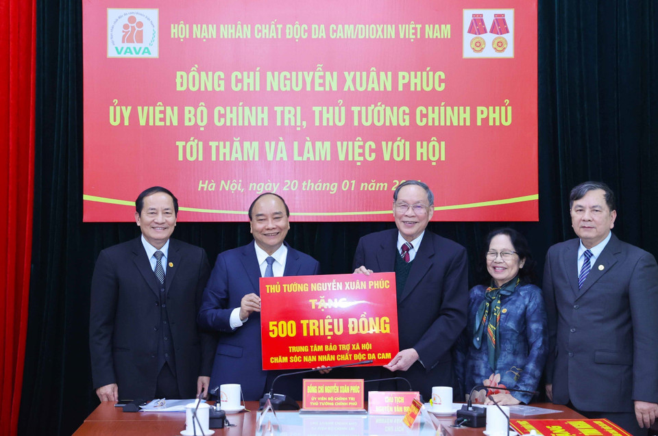 Thủ tướng Nguyễn Xuân Phúc tặng 500 triệu đồng cho Trung tâm bảo trợ xã hội chăm sóc nạn nhân chất độc da cam trong chuyến thăm và làm việc với Hội nạn nhân chất độc da cam/dioxin Việt Nam, chiều 20/1/2021. (Ảnh: Thống Nhất/TTXVN)