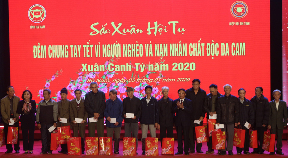 Lãnh đạo tỉnh Hà Nam trao quà cho các hộ nghèo, nạn nhân chất độc da cam trên địa bàn tại Chương trình Đêm chung tay Tết vì người nghèo và nạn nhân chất độc da cam Xuân Canh Tý năm 2020. (Ảnh: Lưu Thanh Tuấn/TTXVN)