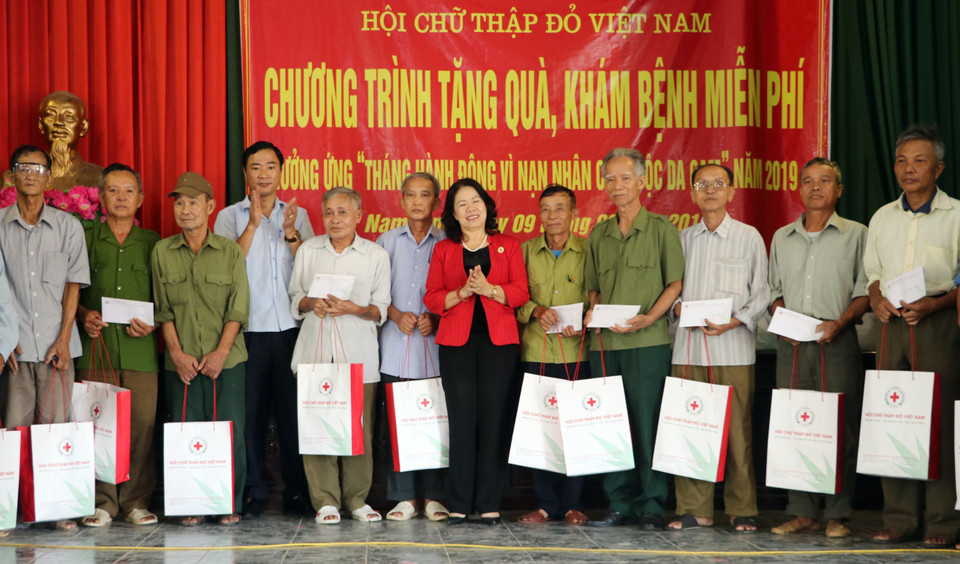 Trung ương Hội Chữ thập đỏ Việt Nam trao 50 xuất quà cho nạn nhân chất độc da cam thuộc 2 xã Yên Trung và Yên Phong, huyện Ý Yên, tỉnh Nam Định. (Ảnh: Nguyễn Lành/TTXVN)