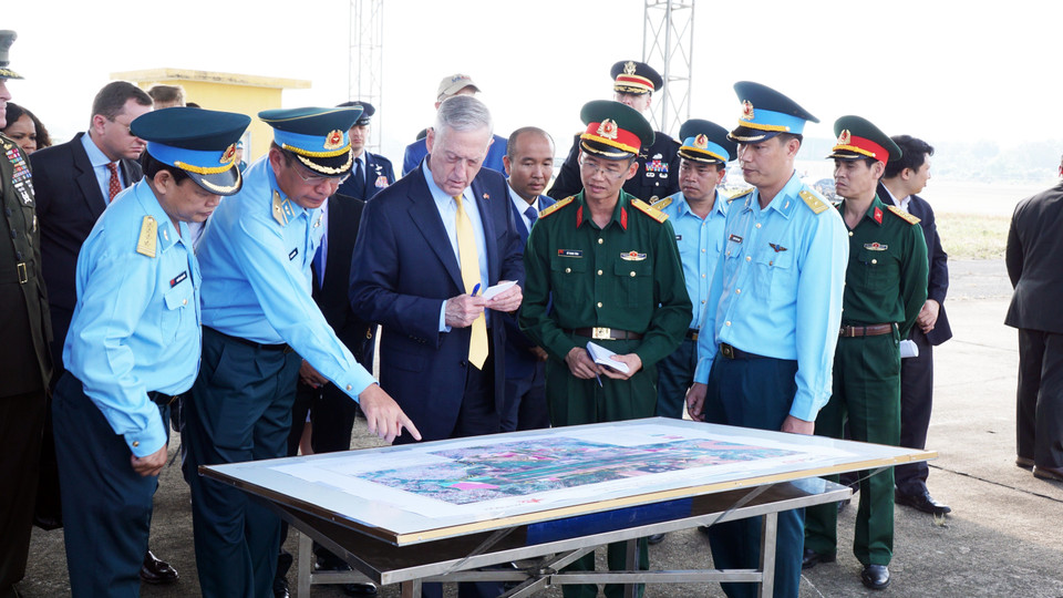 Bộ trưởng Quốc phòng Hoa Kỳ James Mattis thăm địa điểm xử lý môi trường ô nhiễm dioxin tại sân bay Biên Hòa, Đồng Nai. Nơi Ban Chỉ đạo quốc gia khắc phục hậu quả bom mìn và chất độc hóa học sau chiến tranh ở Việt Nam (Ban Chỉ đạo 701) cùng Cơ quan Phát triển quốc tế Hoa Kỳ (USAID) triển khai dự án (2018). (Ảnh: Hoàng Hải/TTXVN)