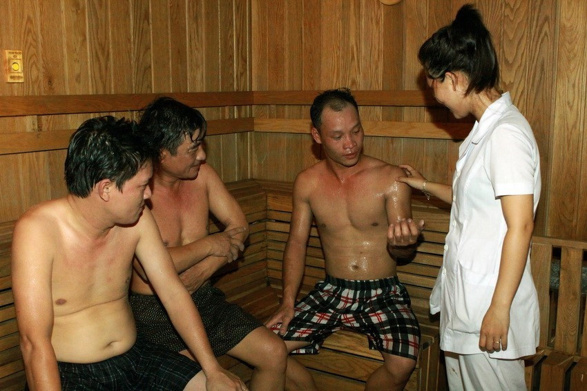 Cán bộ y tế Trung tâm xông hơi, giải độc và phục hồi chức năng thuộc Hội Nạn nhân chất độc da cam/dioxin thành phố Đà Nẵng đã tiến hành phương pháp thanh lọc độc tố dioxin từ cơ thể người dựa trên cơ chế tuần hoàn, trao đổi chất của cơ thể con người góp phần cải thiện sức khỏe cho hàng trăm cựu chiến binh, nạn nhân chất độc da cam/dioxin (2015). (Ảnh: Dương Ngọc/TTXVN)