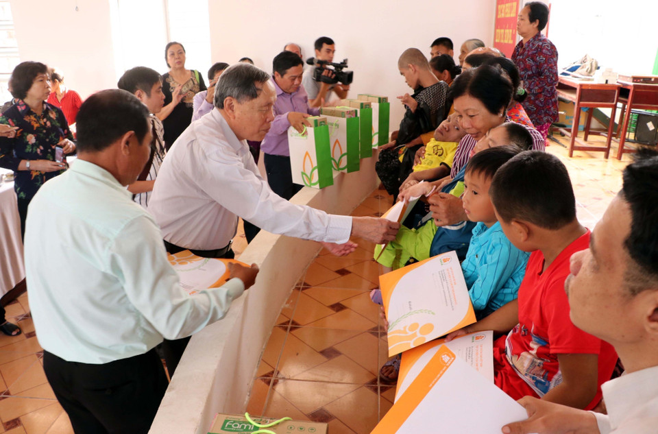 Thượng tướng Nguyễn Văn Rinh, Chủ tịch Hội nạn nhân da cam/dioxin Việt Nam tặng quà nạn nhân da cam tỉnh Sóc Trăng. (Ảnh: Trung Hiếu/TTXVN)