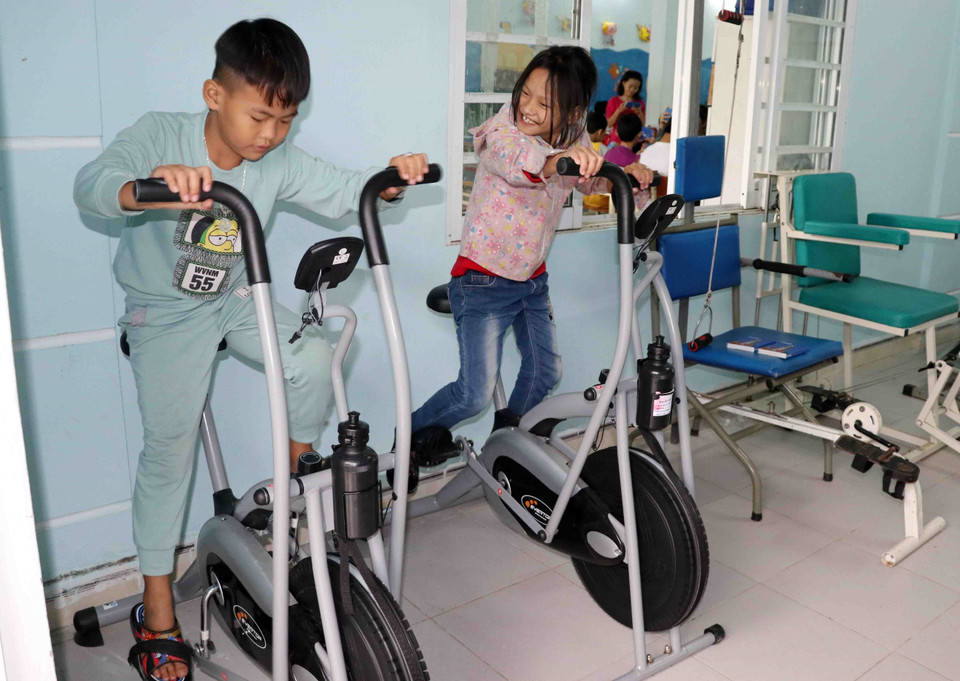 Các nạn nhân da cam được chăm sóc sức khỏe, tập vận động tại cơ sở 3 của Hội Nạn nhân chất độc da cam/dioxin thành phố Đà Nẵng. (Ảnh: Trần Lê Lâm/TTXVN)