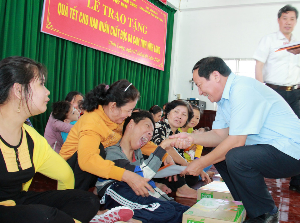 Ban tổ chức chương trình Tết vì nạn nhân chất độc da cam Việt Nam phối hợp với Hội Nạn nhân chất độc da cam/dioxin tỉnh Vĩnh Long đến thăm và tặng quà cho 50 nạn nhân chất độc da cam/dioxin của tỉnh. (Ảnh: Lê Thúy Hằng/TTXVN)