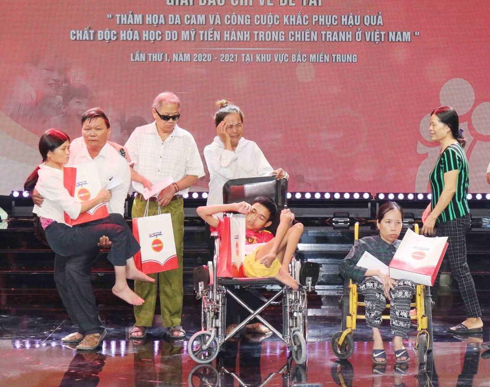 Trao quà cho các nạn nhân chất độc da cam/dioxin tại Lễ phát động hưởng ứng Giải báo chí với chủ đề Thảm họa da cam và công cuộc khắc phục hậu quả chất độc hóa học do Mỹ tiến hành trong chiến tranh ở Việt Nam lần thứ nhất, năm 2020-2021 tại các tỉnh khu vực Bắc miền Trung. (Ảnh: Nguyễn Oanh/TTXVN)