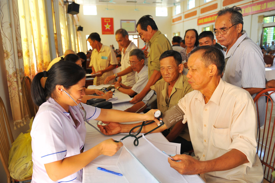 Các bác sỹ khám, chẩn đoán bệnh cho các nạn nhân chất độc da cam huyện Kim Sơn (Ninh Bình) nhân ngày Vì nạn nhân chất độc da cam 2019. (Ảnh: Minh Đức/TTXVN)