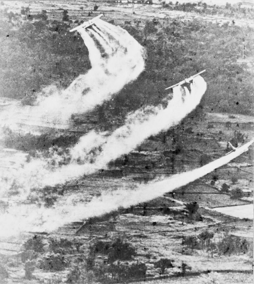 Máy bay Mỹ rải chất độc da cam/dioxin xuống miền Nam Việt Nam. (Ảnh: Tư liệu TTXVN)