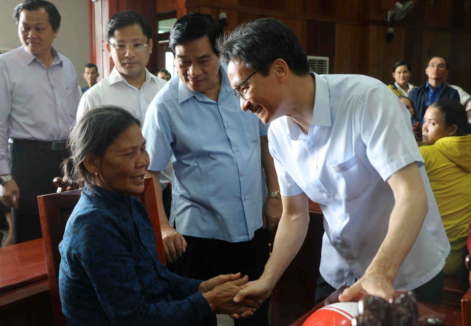 Phó Thủ tướng Vũ Đức Đam cùng đoàn công tác của Chính phủ đến thăm, tặng quà cho 100 nạn nhân chất độc da cam/dioxin tại hai huyện Đông Hòa và Tây Hòa của tỉnh Phú Yên (19/8/2019). (Ảnh: Phạm Cường/TTXVN)