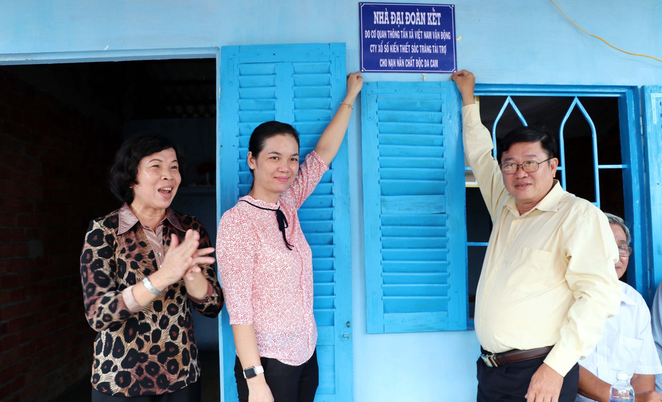 Cơ quan Thường trú Thông tấn xã Việt Nam tại Sóc Trăng, Công ty TNHH Một thành viên Xổ số kiến thiết Sóc Trăng và Hội Nạn nhân Da cam/Dioxin tỉnh Sóc Trăng chức bàn giao căn nhà Đại đoàn kết cho hộ bà Thạch Thị Mươi (người dân tộc Khmer), nạn nhân bị nhiễm chất độc da cam. (Ảnh: Trung Hiếu/TTXVN)