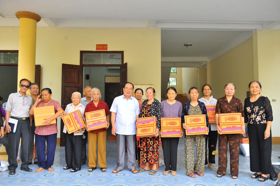 Hội cựu thanh niên xung phong tỉnh Ninh Bình trao tặng quà cho 27 nữ thanh niên xung phong là thương binh nhiễm chất độc da cam. (Ảnh: Minh Đức/TTXVN)