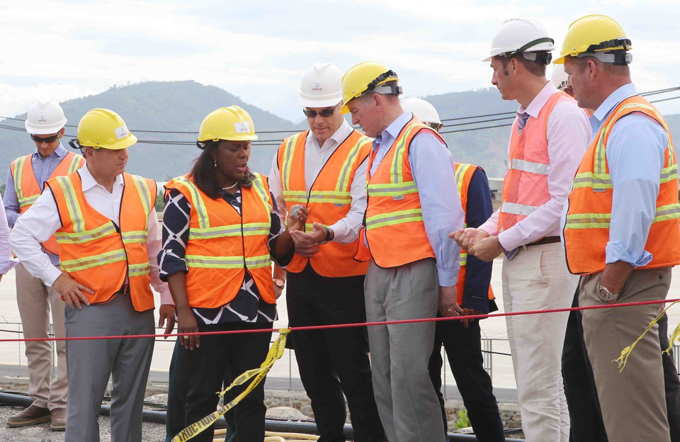 Chiều 17/10/2017, trong chuyến đi tới Việt Nam để làm việc về công tác khắc phục hậu quả chiến tranh, đoàn Nghị sỹ Quốc hội Mỹ do Hạ nghị sỹ Ted Yoho, Chủ tịch Tiểu ban châu Á và Thái Bình Dương thuộc Ủy ban Đối ngoại Hạ viện Mỹ làm Trưởng đoàn, đến thị sát công trường Dự án Xử lý môi trường ô nhiễm dioxin khu vực sân bay Đà Nẵng. (Ảnh: Trần Lê Lâm/TTXVN)