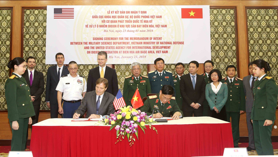 Lễ ký bản ghi nhận ý định giữa Cục khoa học quân sự, Bộ Quốc phòng Việt Nam với Cơ quan Phát triển Quốc tế Hoa Kỳ (USAID) về xử lý ô nhiễm dioxin ở khu vực sân bay Biên Hòa, Việt Nam (23/1/2018). (Ảnh: An Đăng/TTXVN)