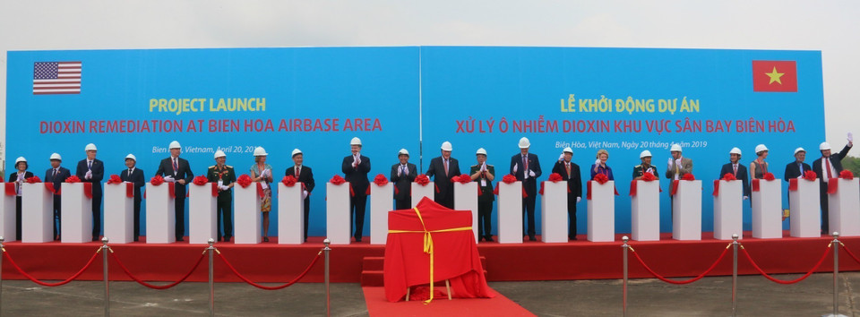 Sáng 20/4/2019, tại Đồng Nai, Cơ quan Phát triển Quốc tế Hoa Kỳ (USAID) và Quân chủng Phòng không - Không quân Việt Nam tổ chức Lễ khởi động Dự án xử lý dioxin tại sân bay Biên Hòa - điểm nóng ô nhiễm dioxin lớn nhất ở Việt Nam. (Ảnh: Sỹ Tuyên/TTXVN)
