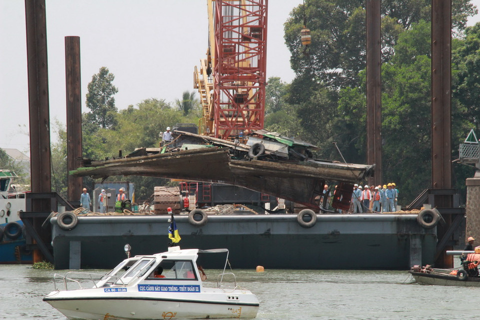 Trục vớt thành công tàu đẩy sà lan đâm sập cầu Ghềnh. (Ảnh: Sỹ Tuyên/Vietnam+)