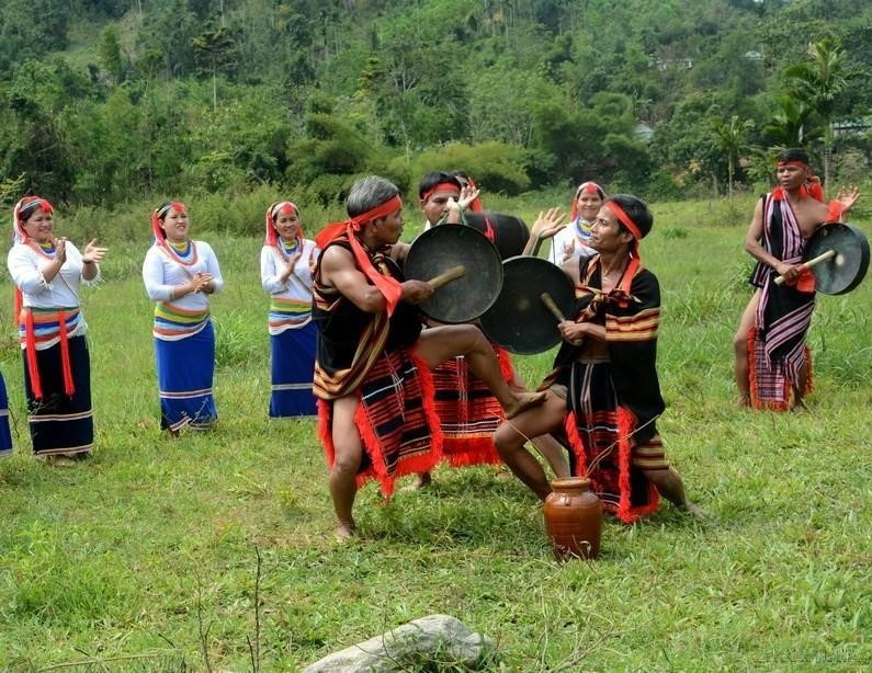 Nghệ nhân ưu tú Hồ Văn Biên (sinh năm 1964), người dân tộc Cor, xã Trà Sơn, huyện Trà Bồng, tỉnh Quảng Ngãi truyền dạy nghệ thuật đánh chiêng cho thế hệ trẻ trong việc gìn giữ, bảo tồn bản sắc văn hóa dân tộc Cor thông qua các lớp truyền dạy cồng chiêng, dân ca, dân vũ do Sở Văn hóa Thể thao và Du lịch tổ chức, nhằm bảo tồn và phát huy giá trị di sản Cồng chiên nơi đại ngàn. (Ảnh: Lê Ngọc Phước/TTXVN)