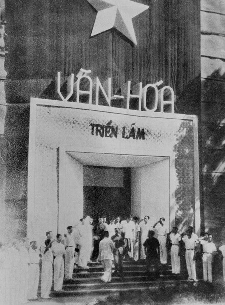 Chủ tịch Hồ Chí Minh đến dự Khai mạc triển lãm Văn hóa tại Nhà hát lớn, Hà Nội (7/10/1945). (Ảnh: TTXVN)