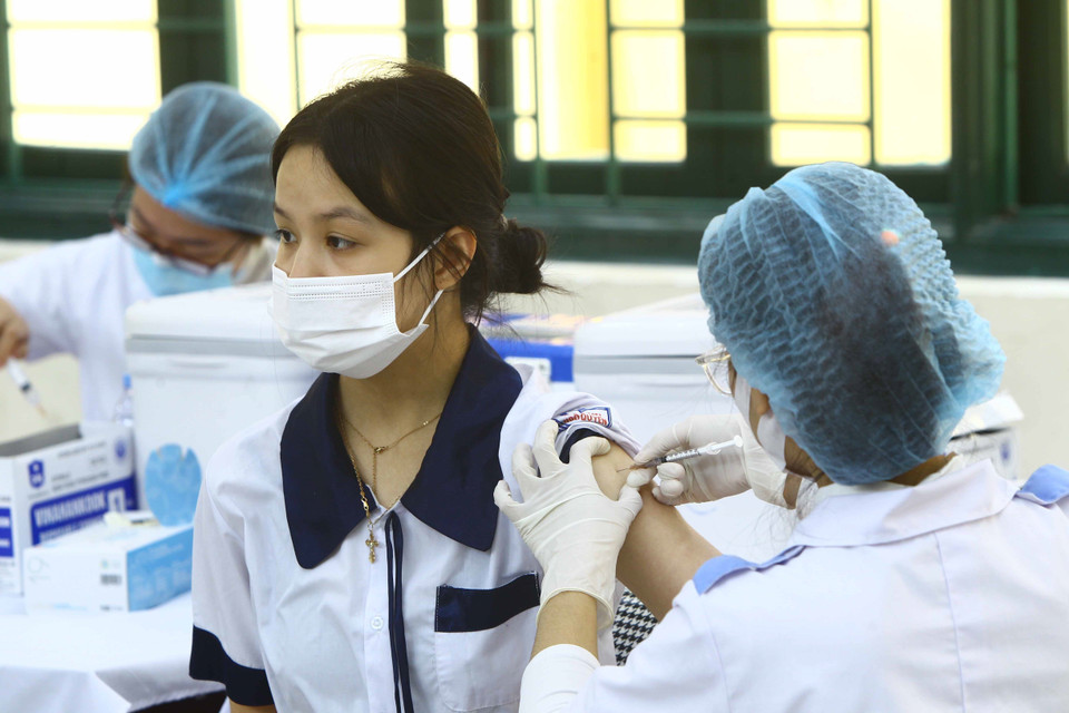 Học sinh tại trường THPT Ngô Quyền, thành phố Hải Phòng được tiêm vaccine phòng, chống COVID-19. (Ảnh: An Đăng/ TTXVN)