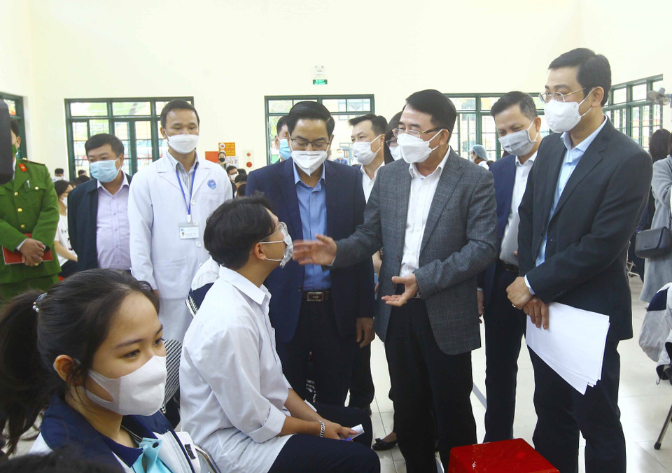 Phó Chủ tịch UBND thành phố Hải Phòng Lê Khắc Nam và lãnh đạo các sở ngành động viên học sinh tại điểm tiêm trường Trung học phổ thông Ngô Quyền. (Ảnh: An Đăng/TTXVN)