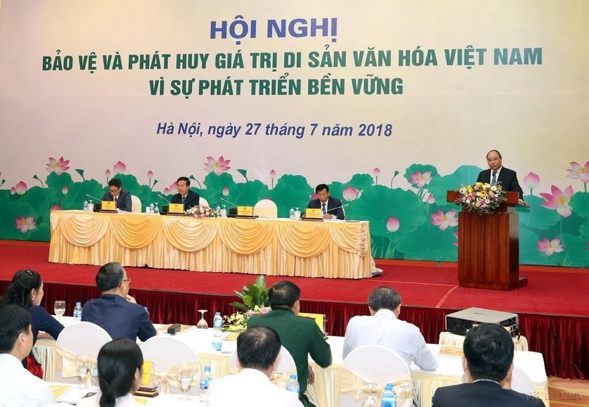Thủ tướng Nguyễn Xuân Phúc dự và phát biểu tại hội nghị Bảo vệ và phát huy giá trị di sản văn hoá Việt Nam vì sự phát triển bền vững, sáng 27/7/2018, tại Hà Nội. (Ảnh: Thống Nhất/TTXVN)