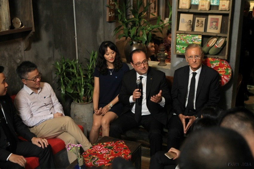 Tổng thống Pháp Francois Hollande đi bộ tham quan phố cổ Hà Nội và nói chuyện giao lưu tại quán Càphê Cộng, số 54 Mã Mây, quận Hoàn Kiếm, chiều 6/9/2016. (Ảnh: Phạm Kiên/TTXVN)