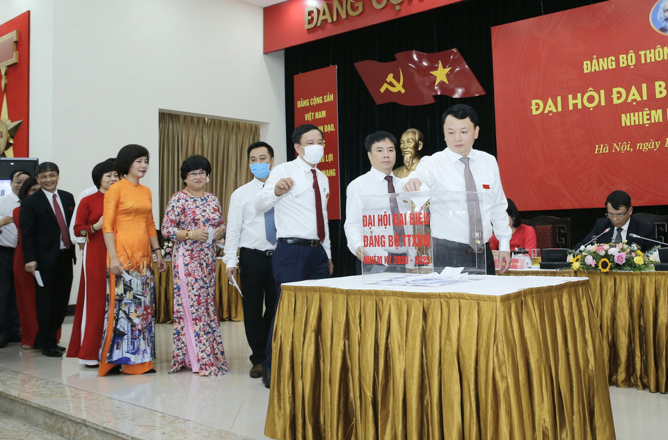 Đại biểu bỏ phiếu giới thiệu chức danh Bí thư Đảng ủy TTXVN khóa XXVI, nhiệm kỳ 2020-2025. (Ảnh: Doãn Tấn/TTXVN)