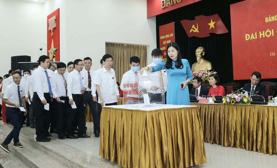 Đại biểu bỏ phiếu giới thiệu chức danh Bí thư Đảng ủy TTXVN khóa XXVI, nhiệm kỳ 2020-2025. (Ảnh: Doãn Tấn/TTXVN)