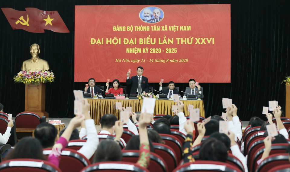  Thông qua lấy phiếu giới thiệu chức danh Bí thư Đảng ủy TTXVN khóa XXVI, nhiệm kỳ 2020-2025. (Ảnh: Doãn Tấn/TTXVN)