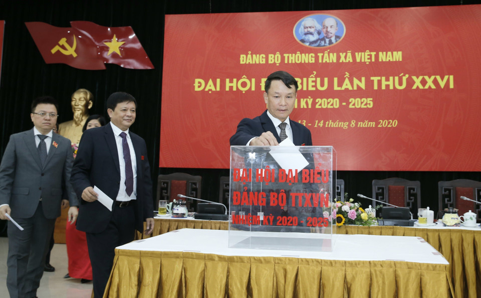 Đại biểu bỏ phiếu giới thiệu chức danh Bí thư Đảng ủy TTXVN khóa XXVI, nhiệm kỳ 2020-2025. (Ảnh: Doãn Tấn/TTXVN)