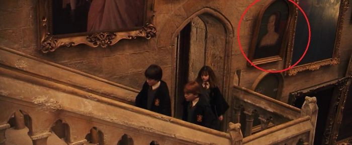 Trong 'Harry Potter và hòn đá phù thủy,' bạn có thể thấy bức chân dung của Anne Boleyn, người vợ thứ hai của vua Henry VIII, theo một số tài liệu thì bà được coi là hoàng hậu duy nhất của châu Âu bị xử tử vì tội danh phù thủy. (Nguồn: Boredpanda)