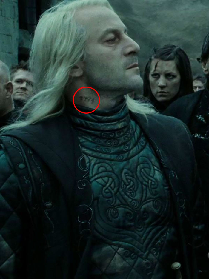 Trong 'Bảo bối tử thần,' Lucius Malfoy lộ hình xăm về mã số tù nhân ngục Azkaban. (Nguồn: Boredpanda)