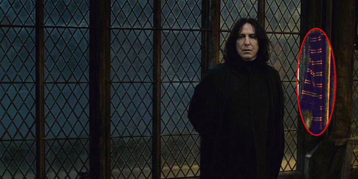 Trong cảnh trước khi Snape bị giết chết, một chiếc khăn của nhà Gryffindor treo bên cạnh như sự vinh danh cho lòng dũng cảm của ông, cũng như gợi lại câu nói của cụ Dumbledore: 'Đôi lúc ta cho rằng chúng ta đã phân loại học sinh quá sớm.' (Nguồn: Boredpanda)