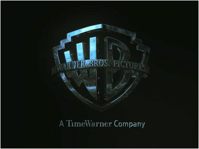 Trong phần 'Chiếc cốc lửa," logo của Warner Bros có hình bóng phản chiếu của con rắn Nagini. (Nguồn: Boredpanda)