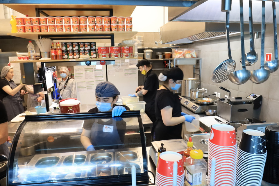 Nhân viên chuỗi nhà hàng 'Phoinmoscow' (Phở ở Moskva) chuẩn bị suất ăn trưa miễn phí cho các y, bác sỹ Nga. (Ảnh: Trần Hiếu/TTXVN)