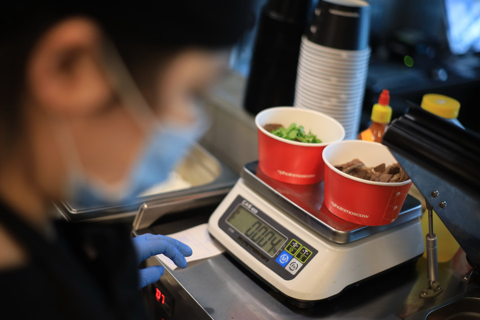 Mỗi suất ăn đều được định lượng theo tiêu chuẩn của nhà hàng. (Ảnh: Trần Hiếu/TTXVN)