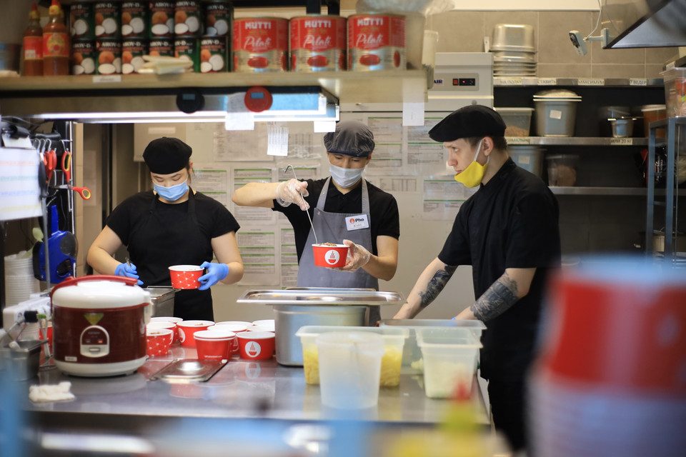 Mỗi ngày nhà hàng 'Phoinmoscow' (Phở ở Moskva) cung cấp 60 suất ăn trưa miễn phí cho các y bác sỹ tại 8 bệnh viện và trạm xá ở khu vực gần nhà hàng. (Ảnh: Trần Hiếu/TTXVN)