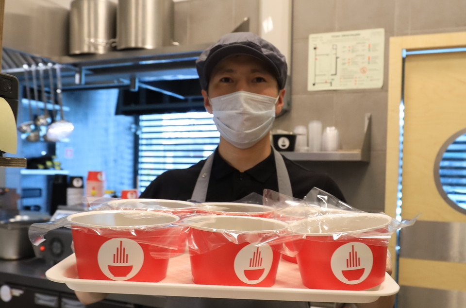 Các suất ăn trưa miễn phí của nhà hàng cung cấp cho các bác sỹ Nga nơi tuyến đầu chống dịch COVID-19. (Ảnh: Trần Hiếu/TTXVN)