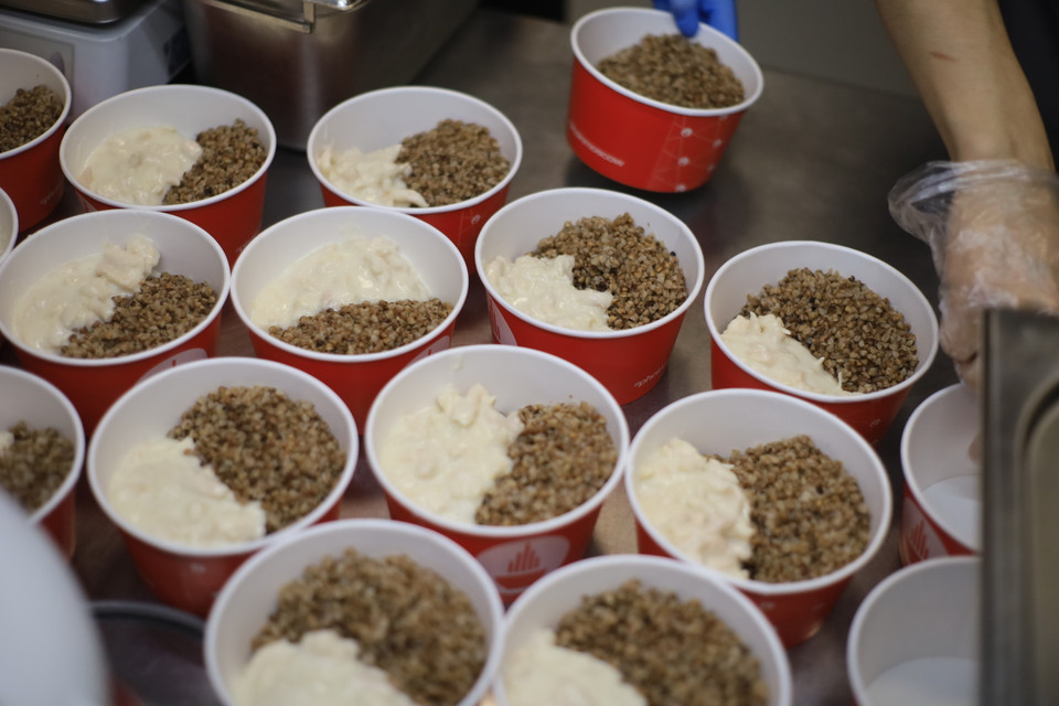 Các suất ăn trưa được chuẩn bị sẵn sàng để cung cấp cho các bác sỹ Nga. (Ảnh: Trần Hiếu/TTXVN)