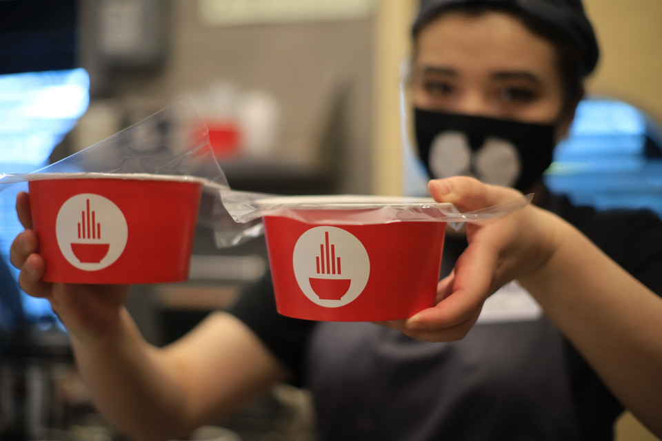 Mỗi suất ăn tính theo giá thị trường khoảng 300-350 ruble (khoảng 5 USD) được cung cấp miễn phí cho các bác sỹ Nga tại các bệnh viện điều trị bệnh nhân COVID-19. (Ảnh: Trần Hiếu/TTXVN)