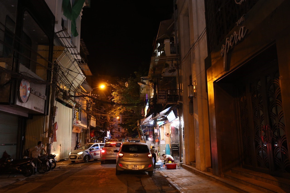 Nhiều quán bar trên quận Hoàn Kiếm vẫn đóng cửa (Ảnh chụp 0h20 phút ngày 16/9). (Ảnh: Hoàng Hiếu/TTXVN)