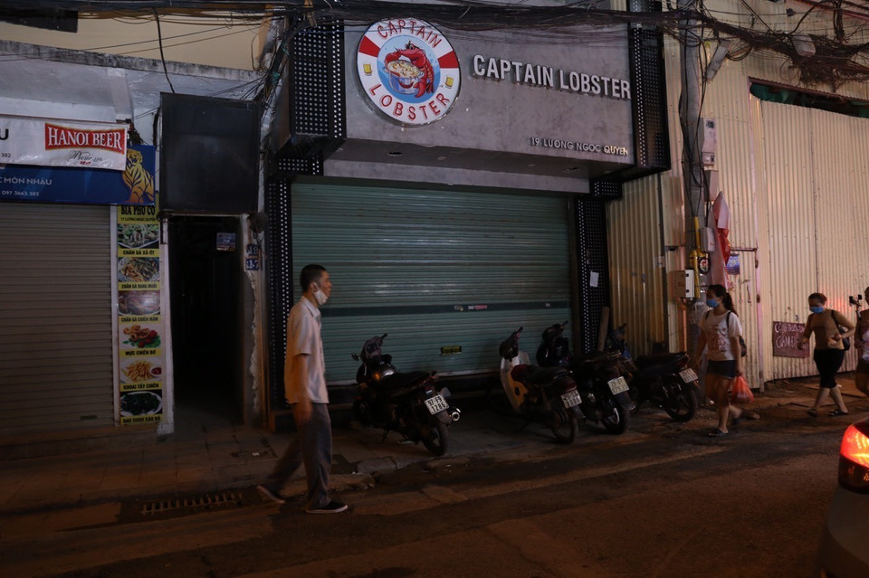 Một quán bar trên phố Lương Ngọc Quyến vẫn đóng cửa (ảnh chụp 0h5 ngày 16/9). (Ảnh: Hoàng Hiếu/TTXVN)