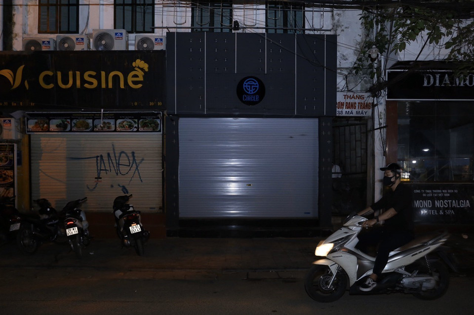 Nhiều quán bar, club trên quận Hoàn Kiếm vẫn đóng cửa (ảnh chụp 0h10 ngày 16/9). (Ảnh: Hoàng Hiếu/TTXVN)