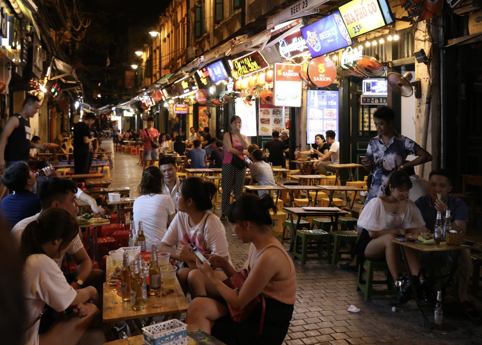 Khách đông đúc trên phố Tạ Hiện. (Ảnh: Hoàng Hiếu/TTXVN)