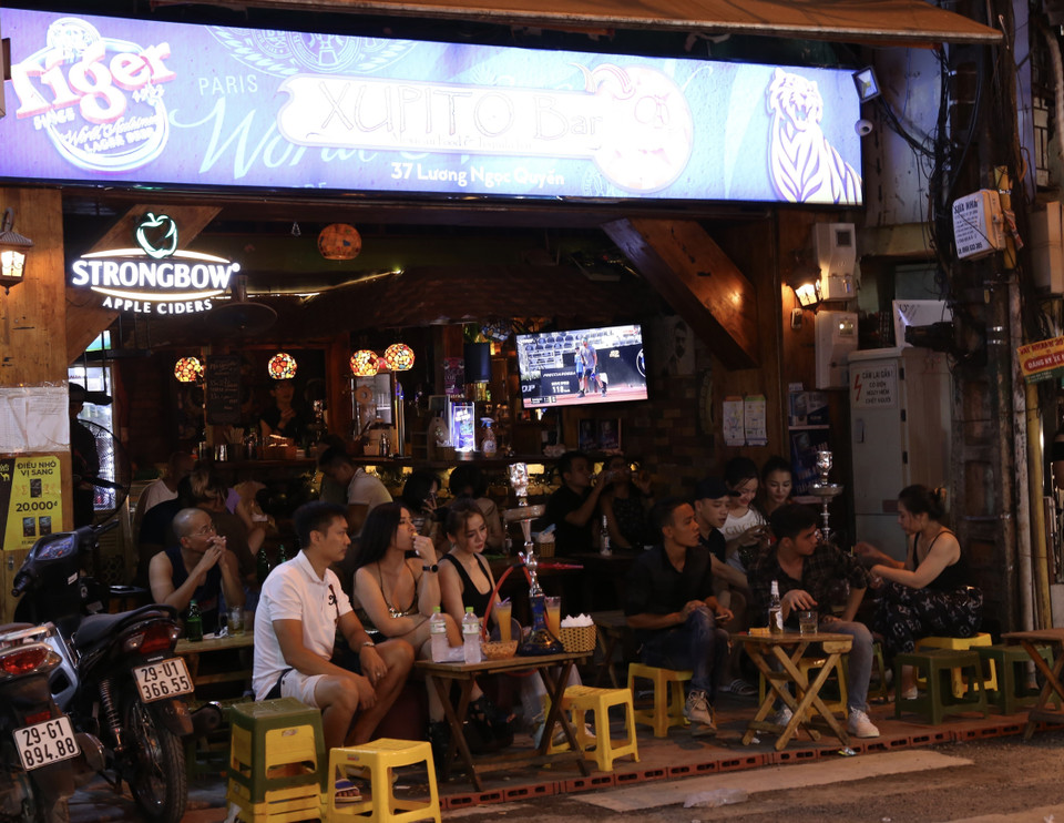 Quán bar trên phố Lương Ngọc Quyến đã mở cửa đón khách từ tối 15/9 (ảnh chụp lúc 23h39 ngày 15/9). (Ảnh: Hoàng Hiếu/TTXVN)