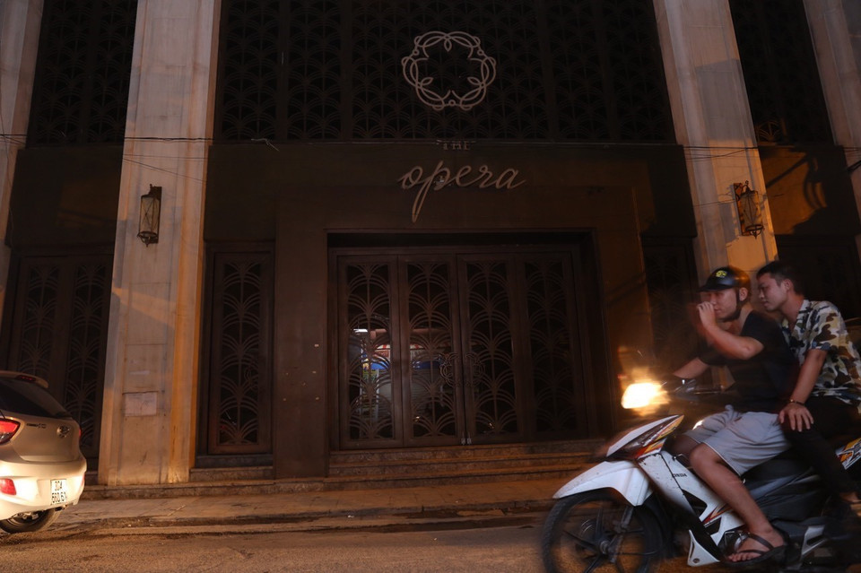 Nhiều quán bar, club trên quận Hoàn Kiếm vẫn đóng cửa (ảnh chụp 0h15 ngày 16/9). (Ảnh: Hoàng Hiếu/TTXVN)