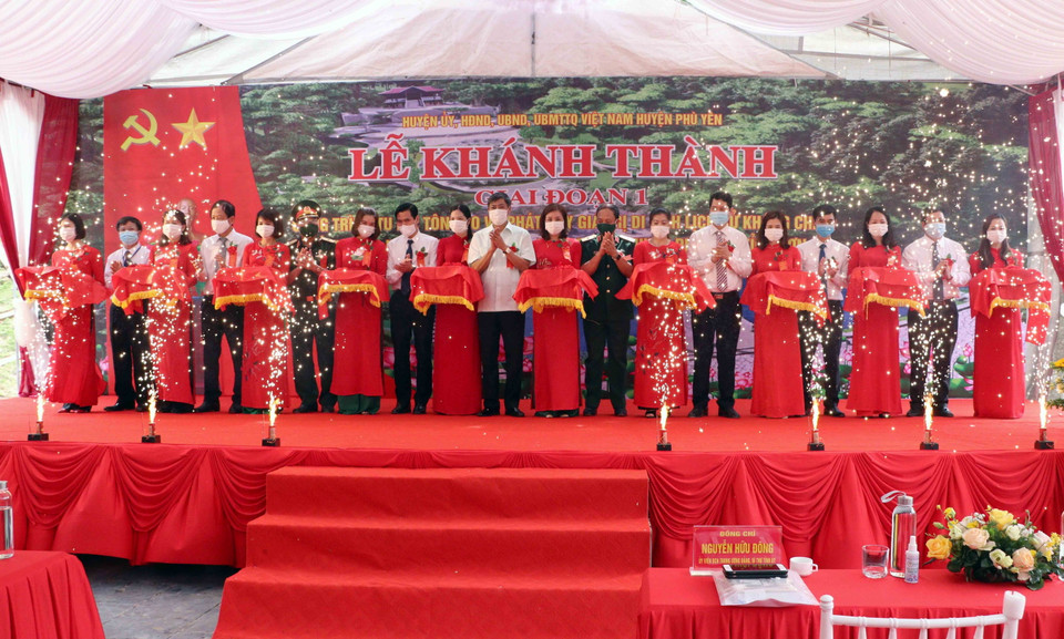 Các đại biểu cắt băng khánh thành giai đoạn 1 Đền thờ Đại tướng Võ Nguyên Giáp. (Ảnh: Quang Quyết/TTXVN)