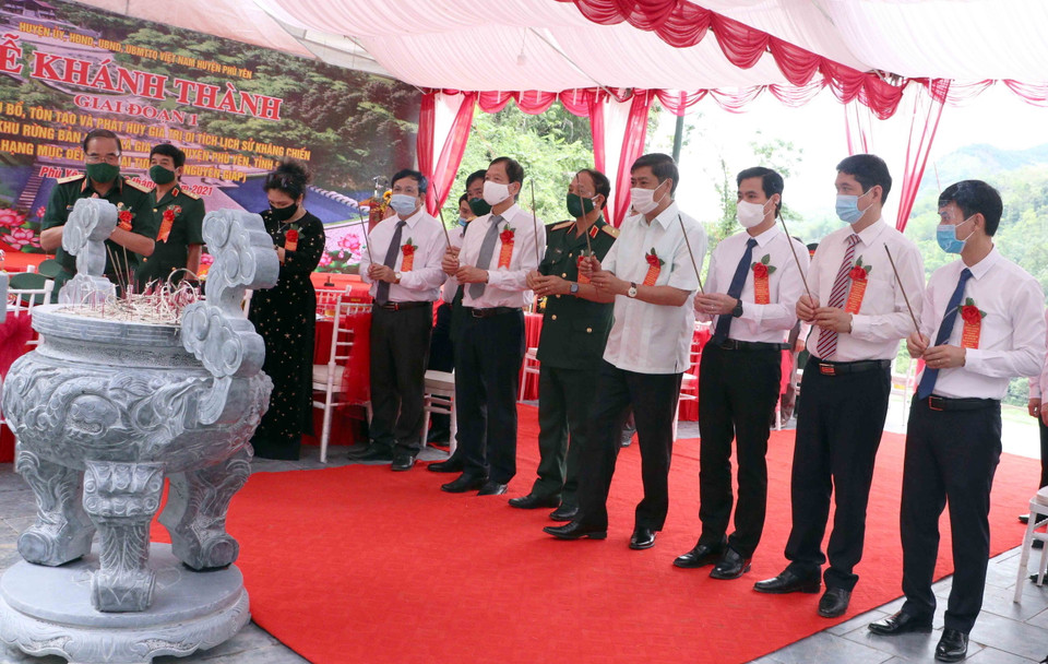 Đồng chí Nguyễn Hữu Đông, Bí thư Tỉnh ủy Sơn La dâng hương tại Đền thờ Đại tướng Võ Nguyên Giáp. (Ảnh: Quang Quyết/TTXVN)