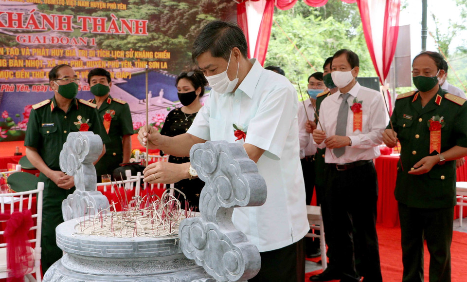 Các đại biểu dâng hương tại Đền thờ Đại tướng Võ Nguyên Giáp. (Ảnh: Quang Quyết/TTXVN)